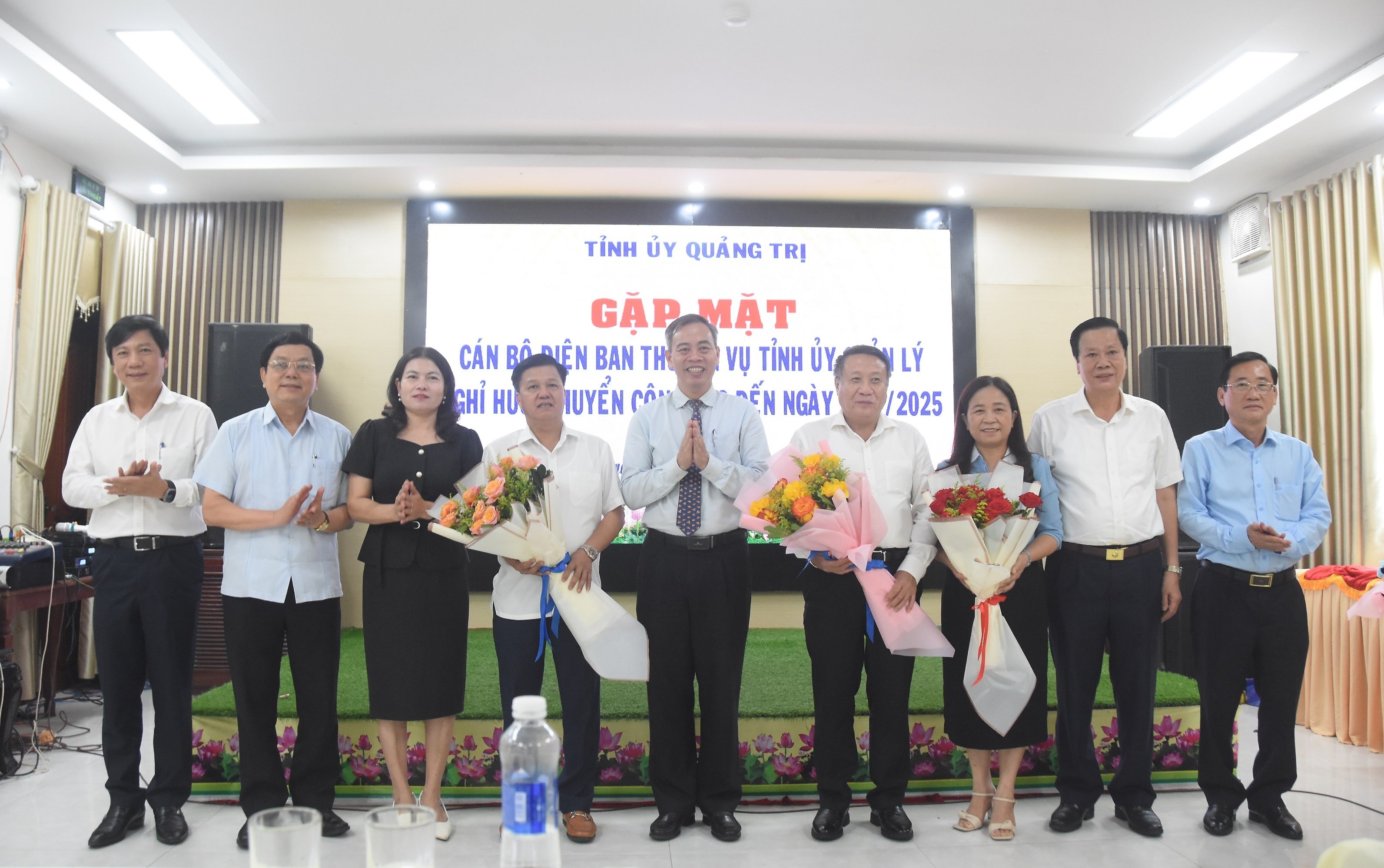 ជួបសំណេះសំណាលជាមួយមន្ត្រីក្រោមឱវាទនៃគណៈកម្មាធិការអចិន្ត្រៃយ៍គណបក្សខេត្ត ដែលត្រូវចូលនិវត្តន៍ និងផ្ទេរការងារ រហូតដល់ថ្ងៃទី០១ ខែកក្កដា ឆ្នាំ២០២៥