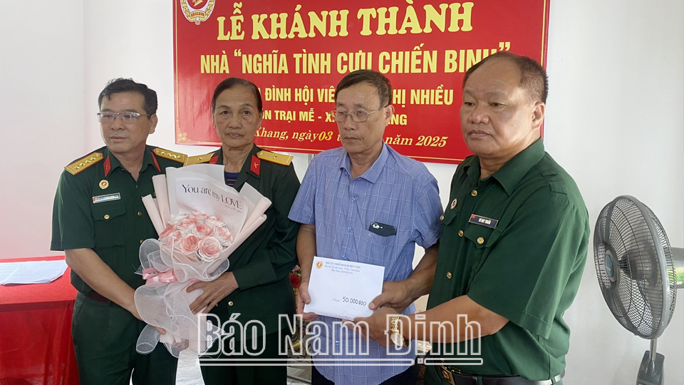 L'Associazione dei Veterani del distretto di Ý Yên ha donato una 