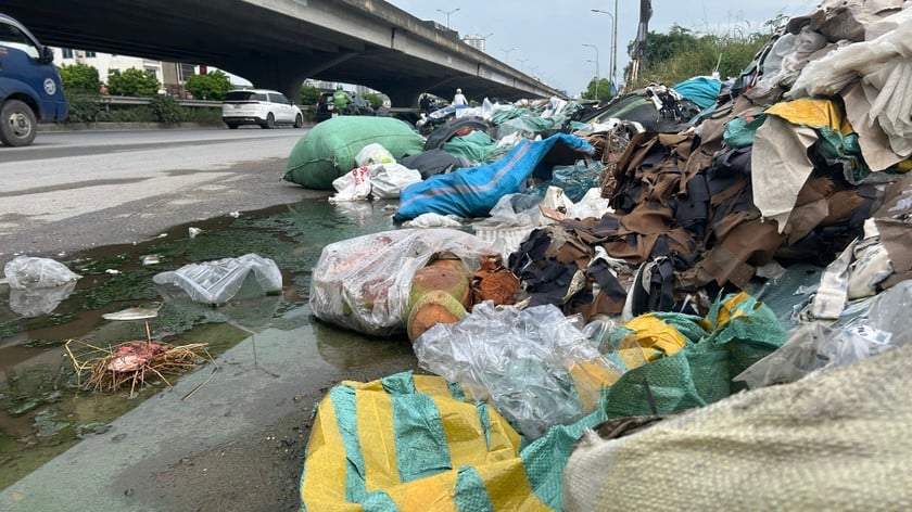 Các loại vải vụn được đóng bao vứt ở bãi rác tự phát này. Các loại vải vụn được đóng bao vứt ở bãi rác tự phát này.