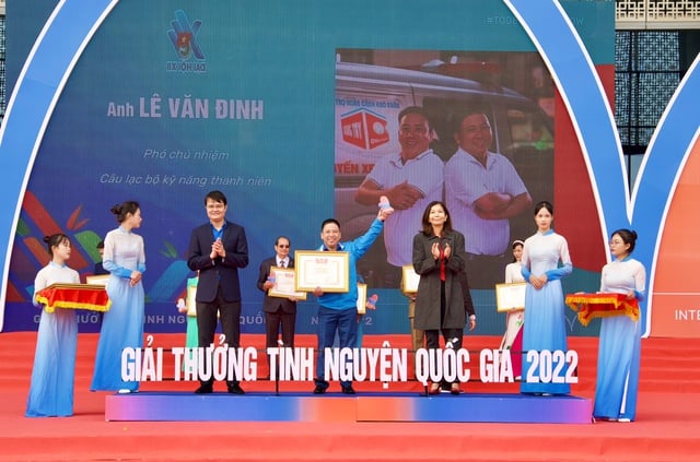 'Hiệp sĩ nghĩa tình' trên chuyến xe 0 đồng - Ảnh 1.