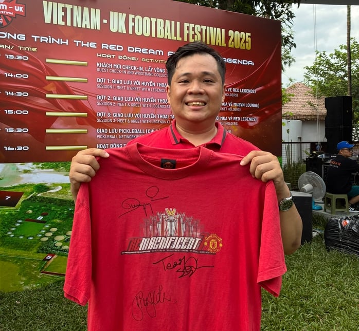 Fan Man United hụt hẫng khi Paul Scholes, Ryan Giggs bất ngờ về nước sớm - Ảnh 2.
