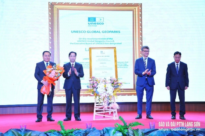 Lãnh đạo UNESCO tại Việt Nam, Bộ Ngoại giao và tỉnh Lạng Sơn thực hiện nghi thức đón nhận Bằng công nhận Danh hiệu CVĐC toàn cầu UNESCO Lạng Sơn