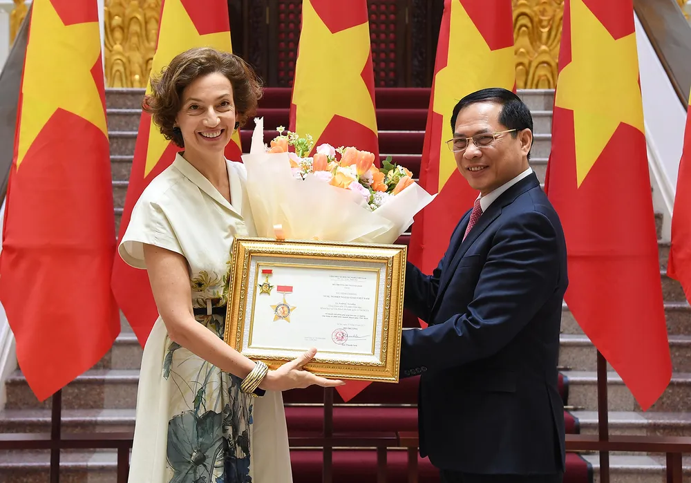 ឧបនាយករដ្ឋមន្ត្រី និងជារដ្ឋមន្ត្រីក្រសួងការបរទេស Bui Thanh Son ជូនលោកស្រី Audrey Azoulay នូវមេដាយ “ដើម្បីបុព្វហេតុការទូតវៀតណាម”