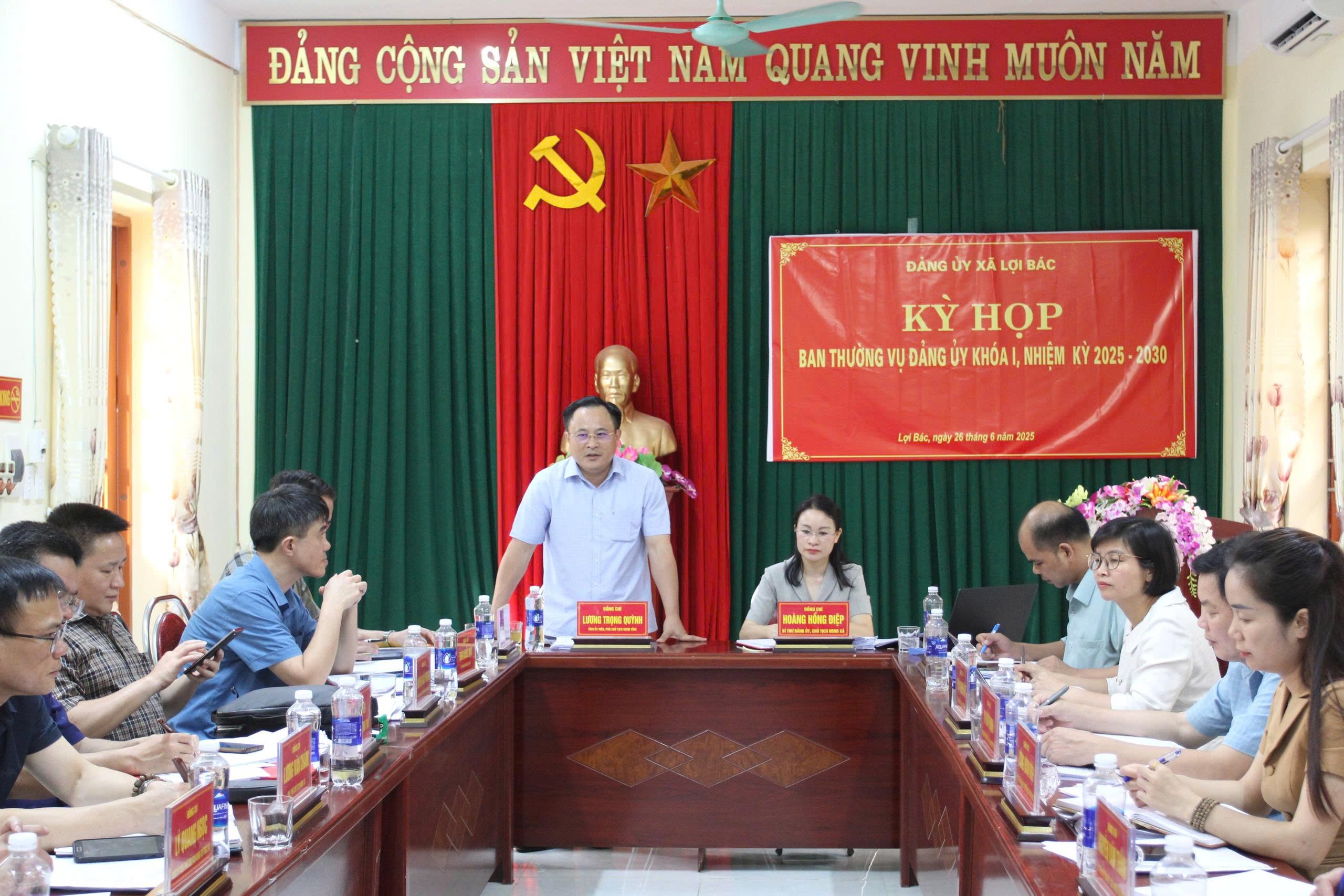 Comrade Luong Trong Quynh, Vice Chairman of the Provincial People's Committee, Deputy Head of Working Group No. 7 spoke at the meeting of the Standing Committee of the Loi Bac Commune Party Committee.