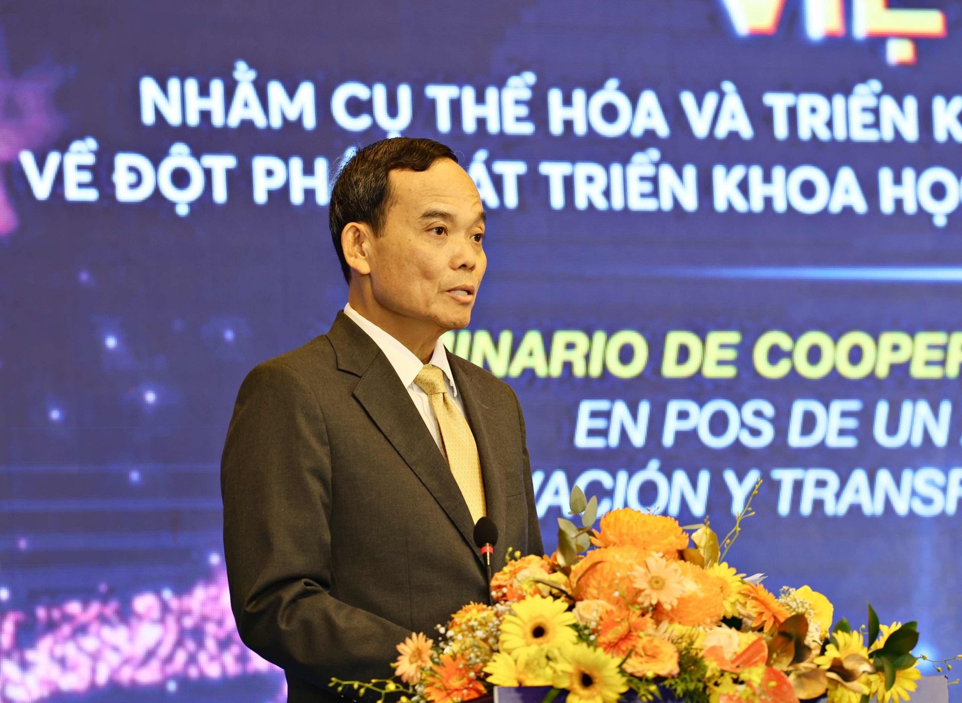 លោក Tran Luu Quang - លេខាគណៈកម្មាធិការមជ្ឈិមបក្ស ប្រធានគណៈកម្មាធិការគោលនយោបាយ និងយុទ្ធសាស្ត្រមជ្ឈិមបានថ្លែងសុន្ទរកថានៅសិក្ខាសាលា។