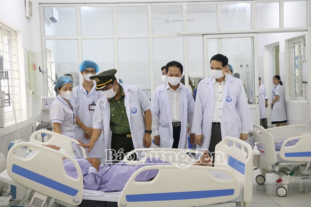 Các đại biểu thăm, động viên bệnh nhân tại Trung tâm Y tế huyện Tiên Lữ