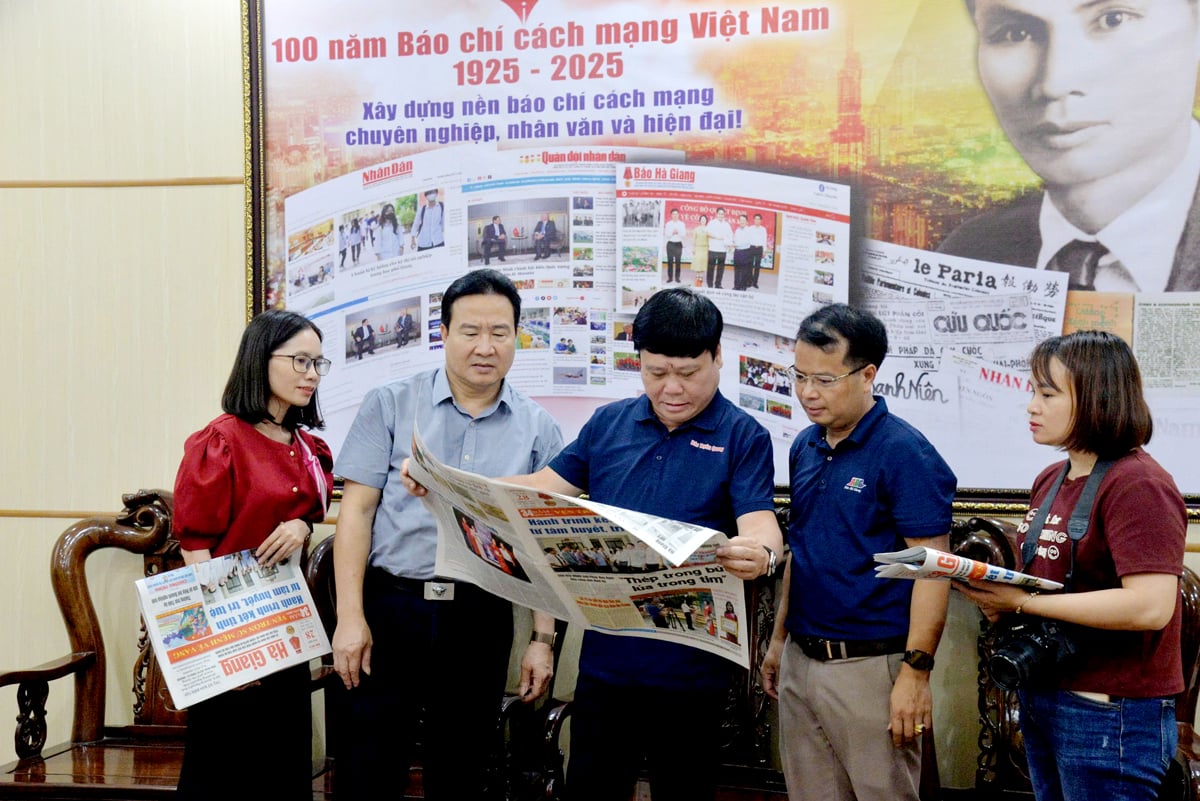 Die Leiter der Zeitung und des Radio- und Fernsehsenders Tuyen Quang sowie der Zeitung Ha Giang tauschten ihr Fachwissen aus.