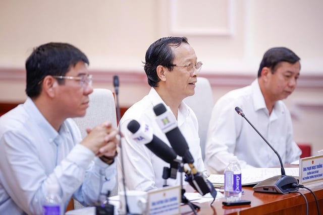 Chấm thi tốt nghiệp THPT năm 2023 trong bối cảnh đặc biệt của chính quyền mới - Ảnh 1.