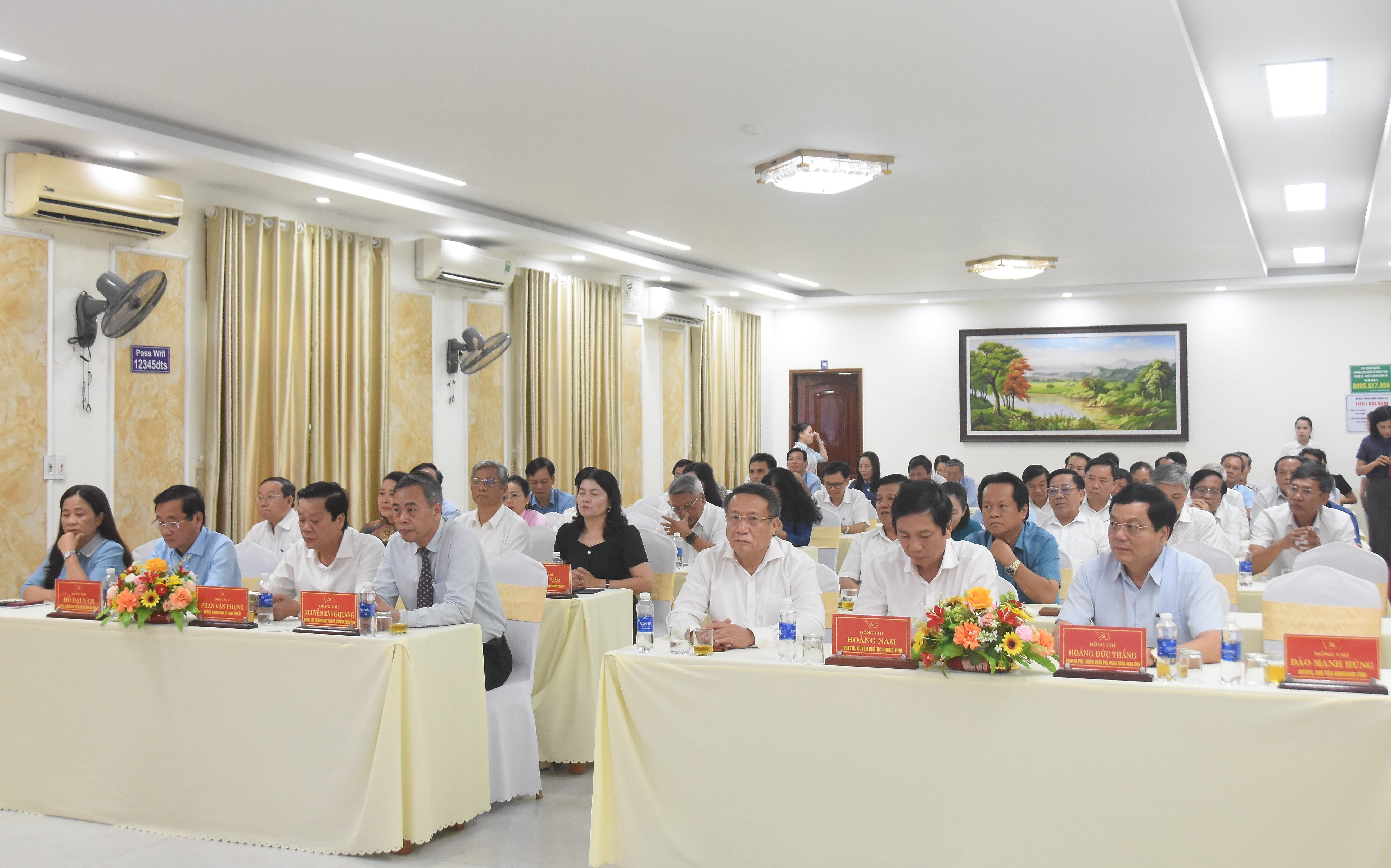 ជួបសំណេះសំណាលជាមួយមន្ត្រីក្រោមឱវាទនៃគណៈកម្មាធិការអចិន្ត្រៃយ៍គណបក្សខេត្ត ដែលត្រូវចូលនិវត្តន៍ និងផ្ទេរការងារ រហូតដល់ថ្ងៃទី០១ ខែកក្កដា ឆ្នាំ២០២៥