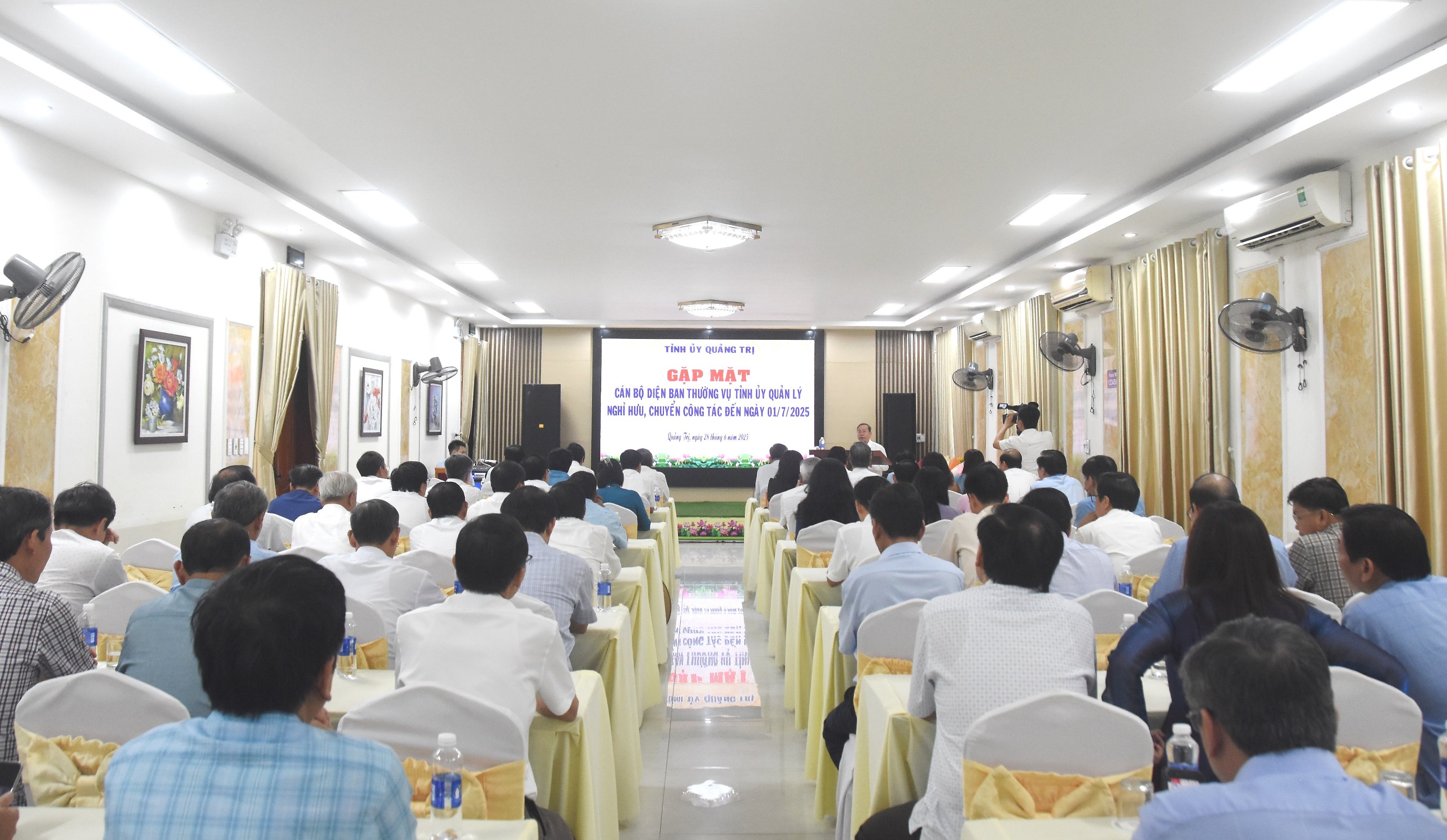 ជួបសំណេះសំណាលជាមួយមន្ត្រីក្រោមឱវាទនៃគណៈកម្មាធិការអចិន្ត្រៃយ៍គណបក្សខេត្ត ដែលត្រូវចូលនិវត្តន៍ និងផ្ទេរការងារ រហូតដល់ថ្ងៃទី០១ ខែកក្កដា ឆ្នាំ២០២៥