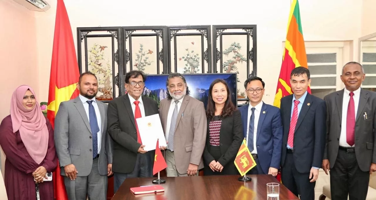 Lễ ký kết MoU giữa Báo Thế giới và Việt Nam với The Colombo Times tại điểm cầu Colombo. (Ảnh: Quang Hòa)