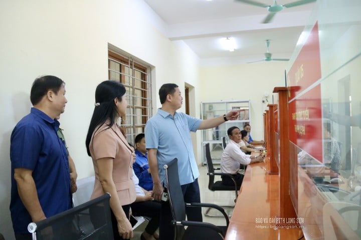 Members of Group No. 1, Working Group No. 10 inspect activities at Tuan Son Commune Administrative Center.