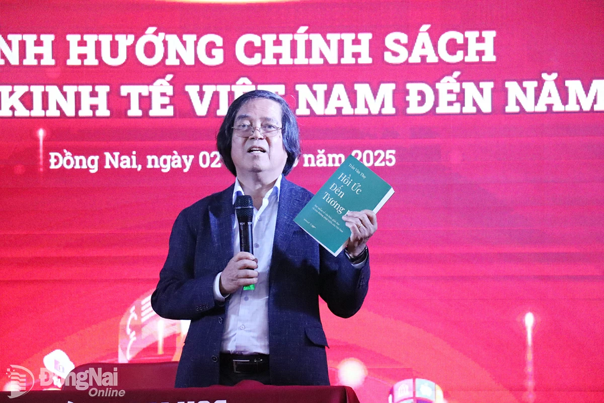 El profesor Tran Van Tho presentó recientemente su libro 