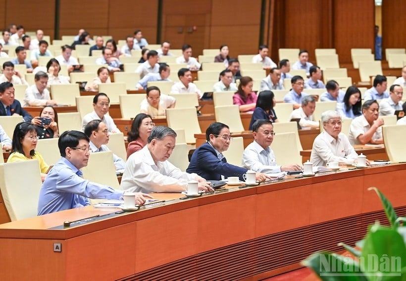 National Assembly delegates press the button to approve at the 9th Session. (Photo: DUY LINH)