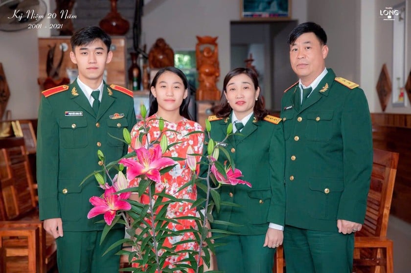 Tổ ấm hạnh phúc của Trung tá Phạm Khắc Thành và Thiếu tá QNCN Dương Thị Ngọc Ánh (Lữ đoàn 368).