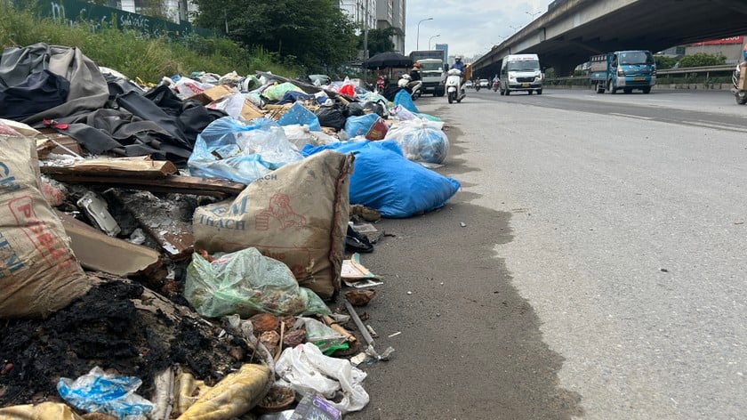 Rác thải tràn từ vỉa hè xuống lòng đường. Rác thải tràn từ vỉa hè xuống lòng đường.