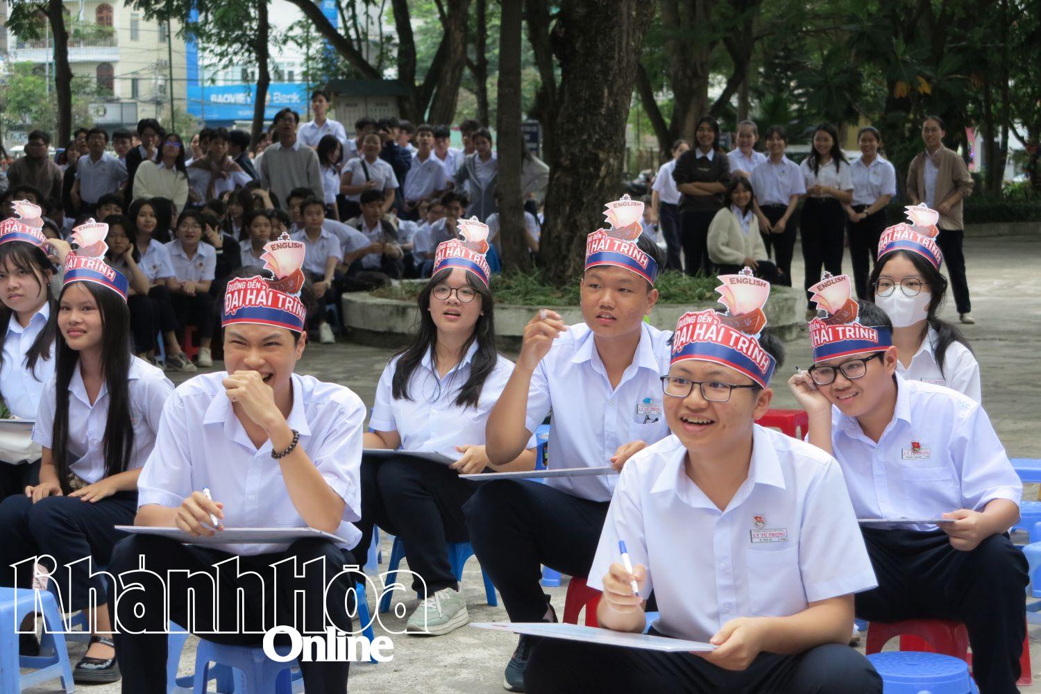 การแข่งขันภาษาอังกฤษ Golden Bell สำหรับนักเรียนระดับมัธยมศึกษาตอนปลาย
