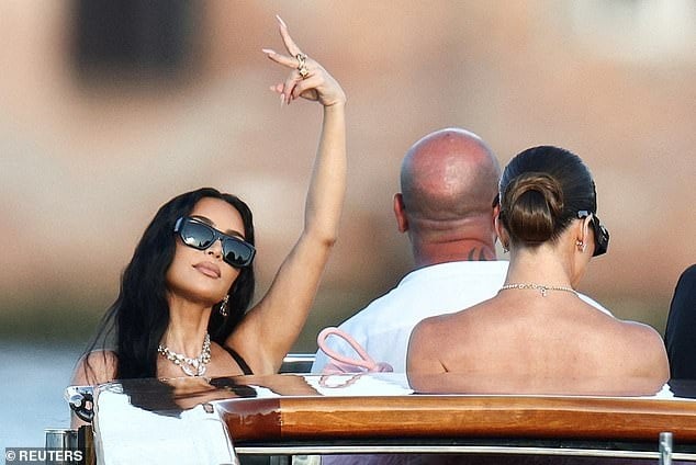 Chị em Kim Kardashian mặc hở bạo, bị chê cười tại tiệc cưới tỷ phú - 5