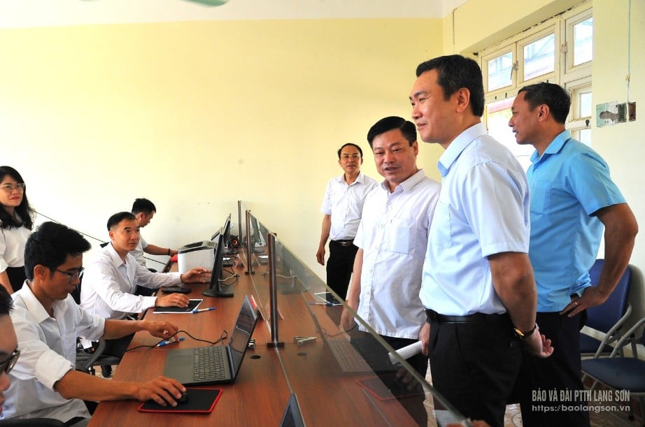 Comrade Nguyen Canh Toan, Deputy Secretary of the Provincial Party Committee, and members of Working Group No. 1 and Working Group No. 3 inspected the trial operation at the Cao Loc Commune Public Administration Service Center.