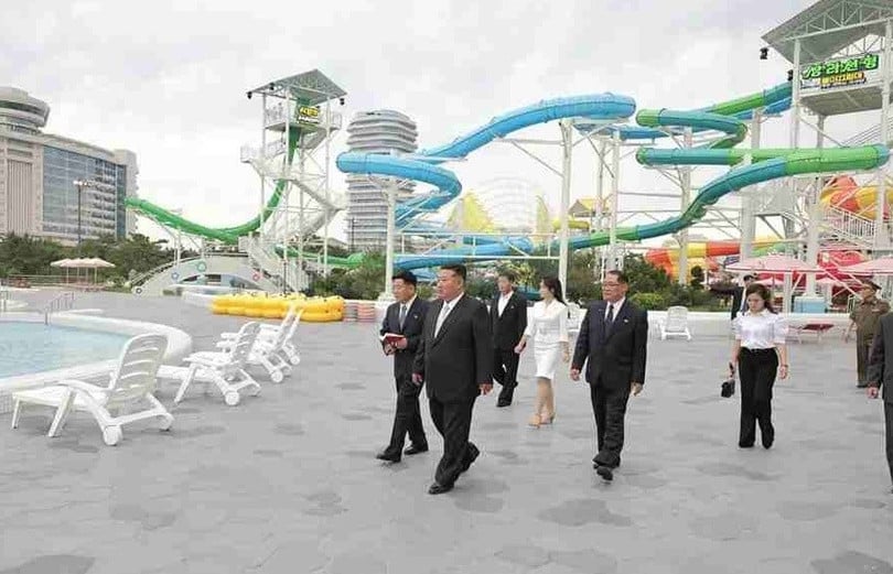 Việc hoàn thành khu nghỉ dưỡng Wonsan Geumgang sau hơn một thập kỷ được xem là bước đi đáng chú ý của Triều Tiên trong lĩnh vực hạ tầng du lịch, đánh dấu nỗ lực cải thiện hình ảnh và nâng cao chất lượng phục vụ trong bối cảnh quốc tế còn nhiều hạn chế. Liệu nơi này có thể trở thành điểm đến trọng yếu, hay chỉ mang tính biểu tượng trong nước, vẫn còn là điều cần thời gian để kiểm chứng. Ảnh: Rodong Sinmun.