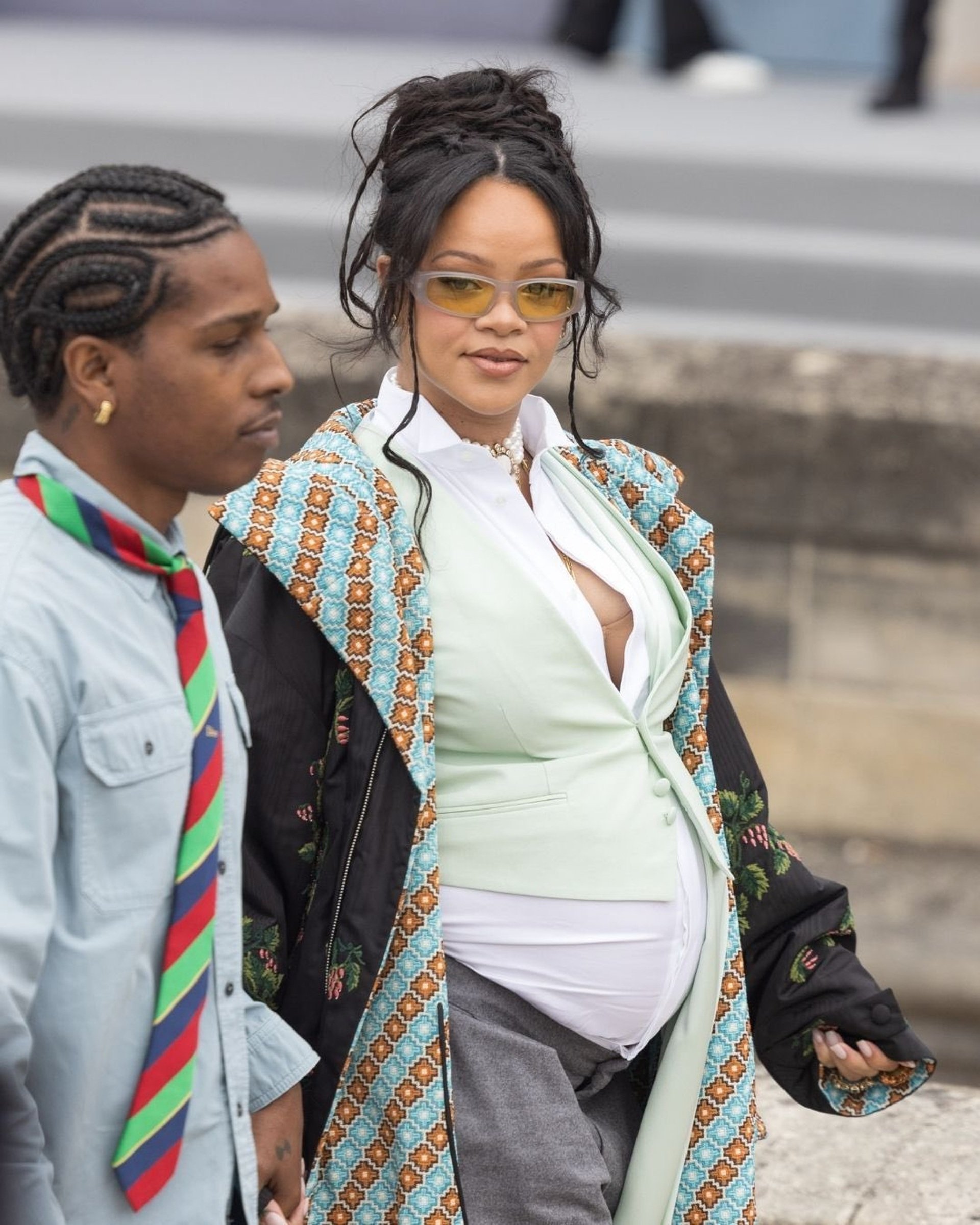 Rihanna khoe bụng bầu gợi cảm, Mingyu diện cây trắng nổi bật tại show Dior - 3