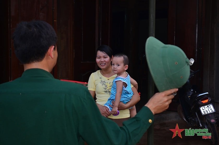 Hạnh phúc của gia đình quân nhân. Ảnh: Nguyễn Lân - QĐND.