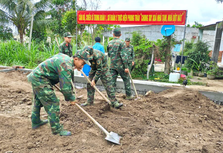 can-bo-chien-si-trung-doan-1-su-doan-2-tich-cuc-huong-ung-phong-trao-xoa-nha-tam-nha-dot-nat-tren-dia-ban-huyen-kbang-anh-ngoc-minh.jpg