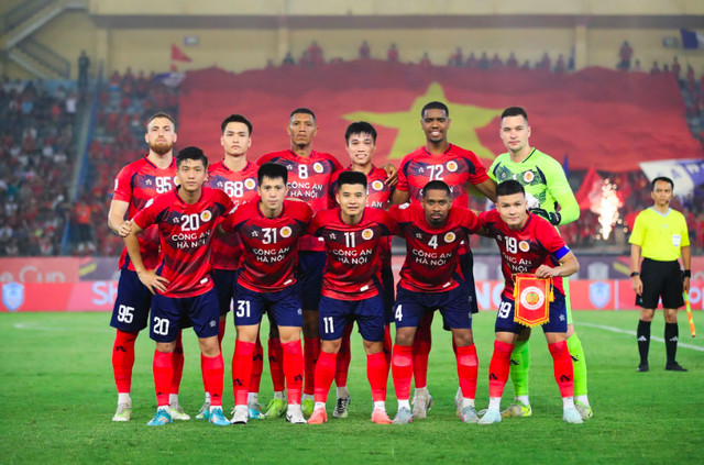 2 trọng tài Malaysia từ play-off ‘chạy sang’ chung kết Cúp quốc gia: Chứng kiến HLV Polking vô địch?
- Ảnh 3.