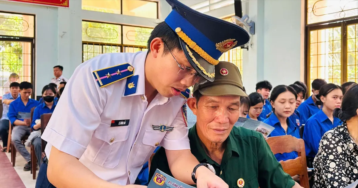 Cảnh sát biển tặng quà đồng bào dân tộc, tôn giáo tại Bình Định