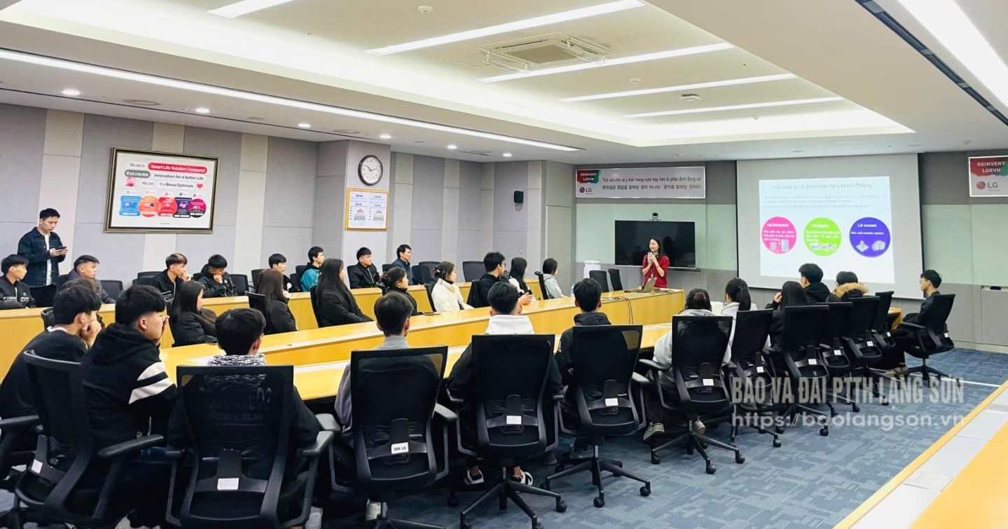 Schüler des Lang Son Vocational College machen Erfahrungen bei LG Electronics Vietnam Hai Phong Co., Ltd.