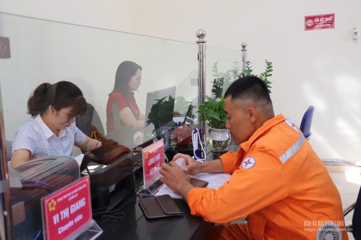 People come to carry out administrative procedures at the Public Administration Service Center of Dinh Lap Commune