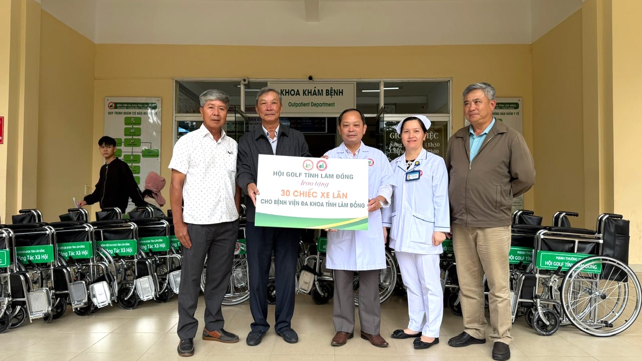 Golf Association presents to leaders of Lam Dong General Hospital