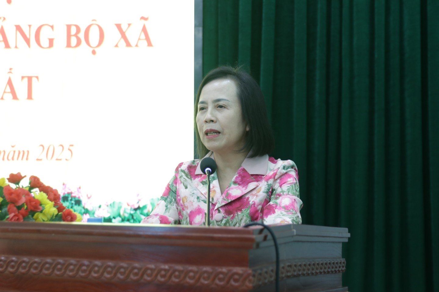 Comrade Doan Thi Hau, Standing Deputy Secretary of the Provincial Party Committee, Chairwoman of the Provincial People's Council spoke at the working session in Na Sam commune.