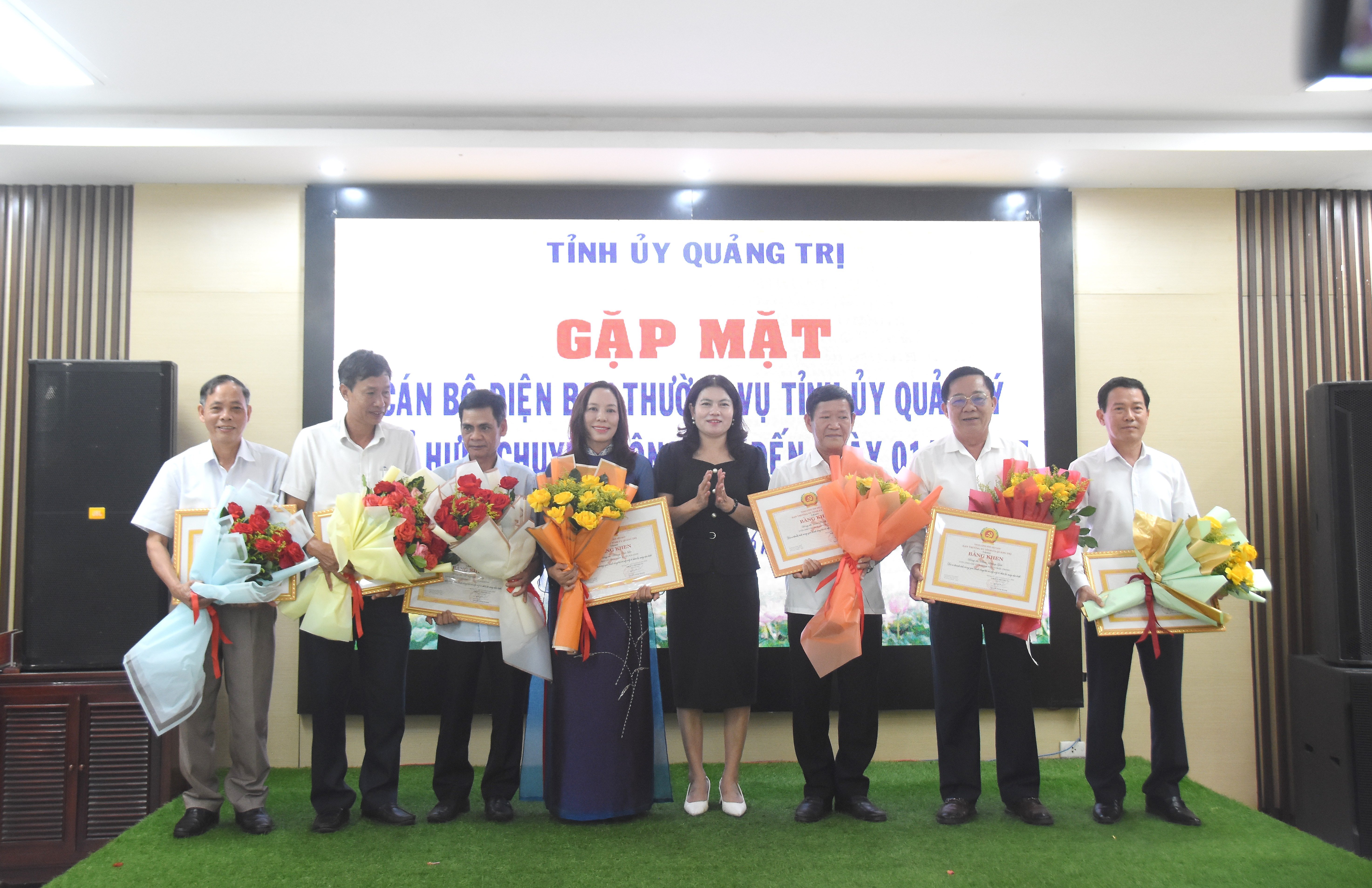ជួបសំណេះសំណាលជាមួយមន្ត្រីក្រោមឱវាទនៃគណៈកម្មាធិការអចិន្ត្រៃយ៍គណបក្សខេត្ត ដែលត្រូវចូលនិវត្តន៍ និងផ្ទេរការងារ រហូតដល់ថ្ងៃទី០១ ខែកក្កដា ឆ្នាំ២០២៥