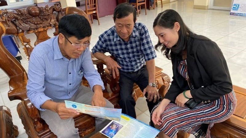 បុគ្គលិកធានារ៉ាប់រងសង្គមខេត្ត Binh Phuoc ណែនាំប្រជាជនអំពីអត្ថប្រយោជន៍នៃការចូលរួមក្នុងការធានារ៉ាប់រងសង្គមដោយស្ម័គ្រចិត្ត។ (រូបថត៖ DO THOA)