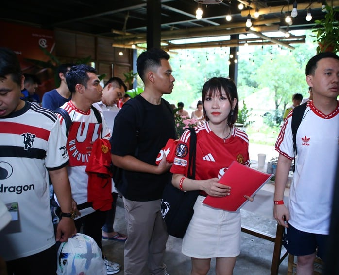 Fan Man United hụt hẫng khi Paul Scholes, Ryan Giggs bất ngờ về nước sớm - Ảnh 1.