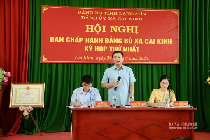 Colonel Nguyen Tien Trung, Member of the Provincial Party Standing Committee, Director of the Provincial Police, Head of Working Group No. 10 spoke at the inspection session in Cai Kinh commune.