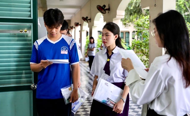 Đề thi tiếng Anh khó, thí sinh IELTS 5.0-6.5 được quy đổi 9-10 điểm, có bất công? - Ảnh 1.