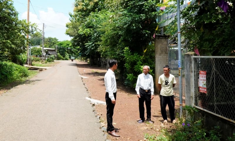 Dieu Cu, ancien du village, se consacre à maintenir la paix dans le village -0
