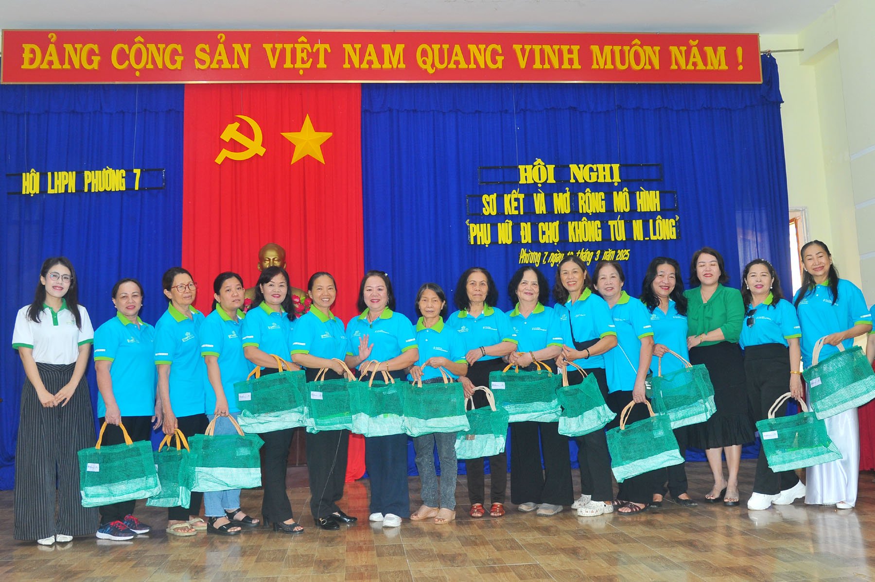 Trung tâm Hỗ trợ phát triển xanh hỗ trợ túi lưới tái chế cho câu lạc bộ Phụ nữ đi chợ không sử dụng túi ni lông. Ảnh: ANH NGỌC