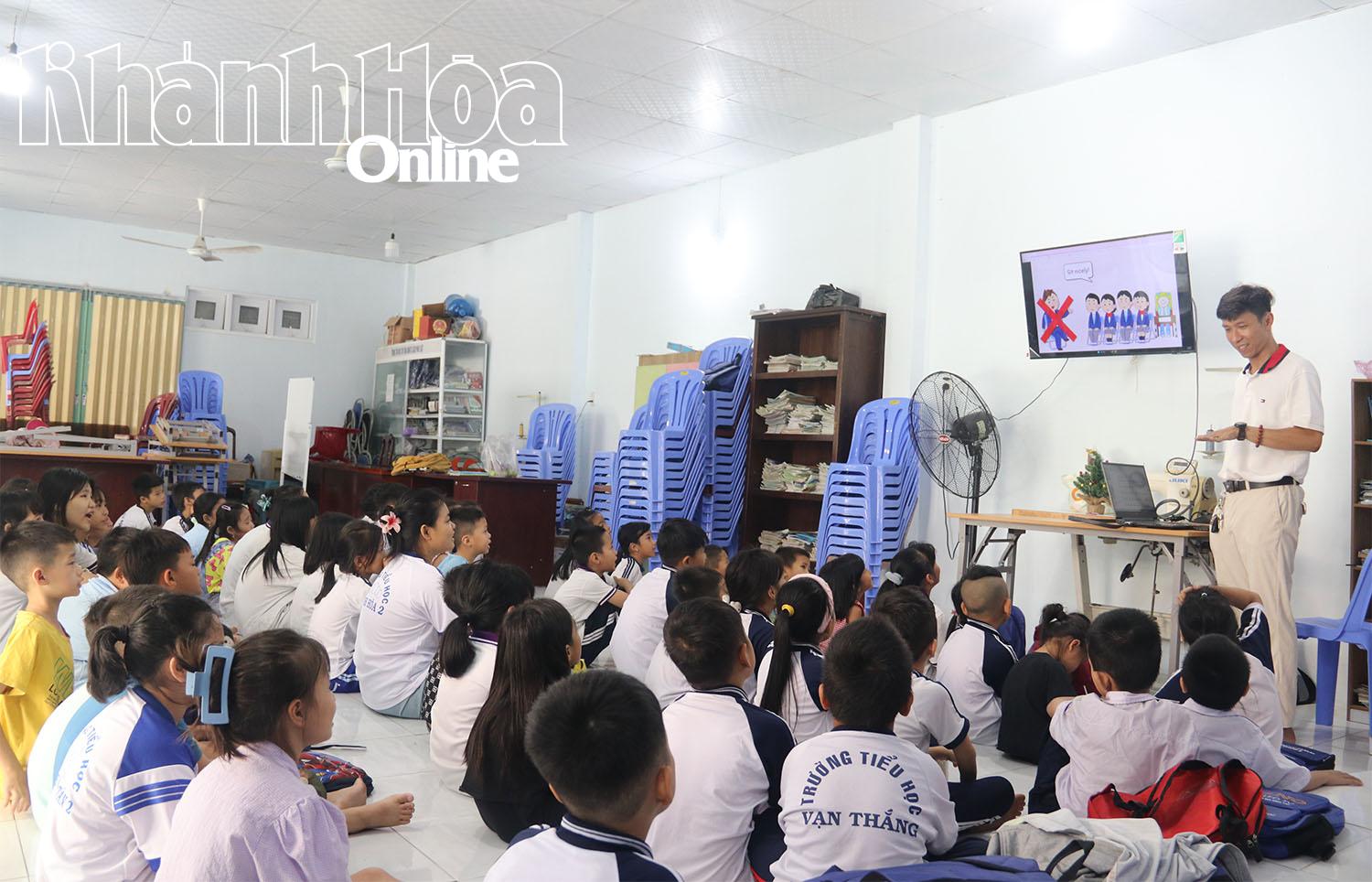 Một buổi học tại Câu lạc bộ tiếng Anh Tâm Đức.