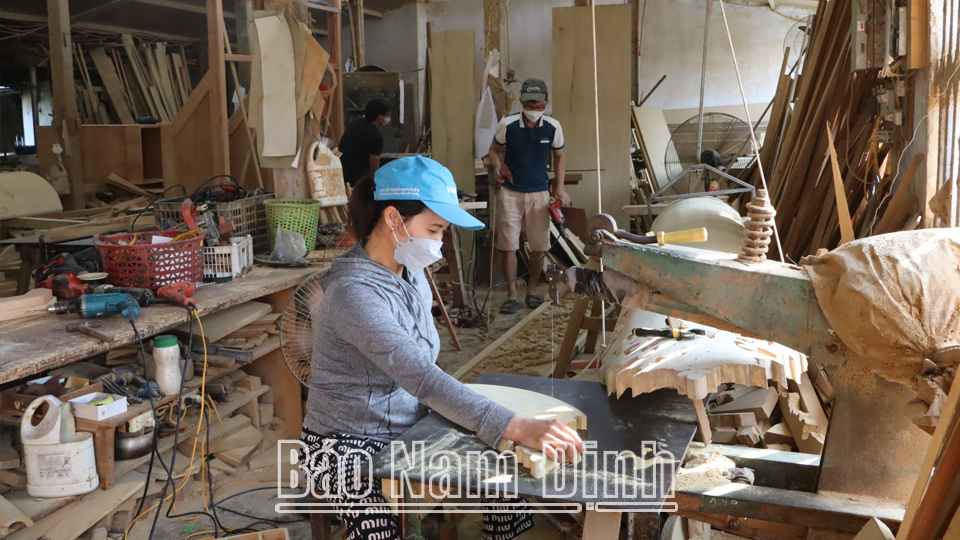 Được hỗ trợ vay vốn Quỹ HTND, Tổ hội nông dân sản xuất đồ gỗ mỹ nghệ Đông Hữu, xã Hải Anh (Hải Hậu) đã đẩy mạnh phát triển sản xuất, tăng thu nhập cho hội viên.
