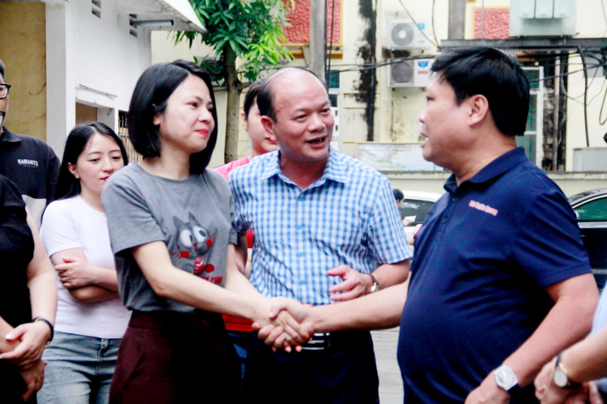 Genosse Mai Duc Thong, Mitglied des Parteivorstands der Provinz, Chefredakteur der Zeitung und des Radio- und Fernsehsenders Tuyen Quang, sprach mit Mitarbeitern der Zeitung Ha Giang (Foto: MOC LAN)