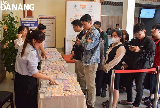 Nhiều khán giả trẻ đến rạp Lê Độ nhận vé xem phim miễn phí từ sớm.  Ảnh: ĐOÀN HẠO LƯƠNG