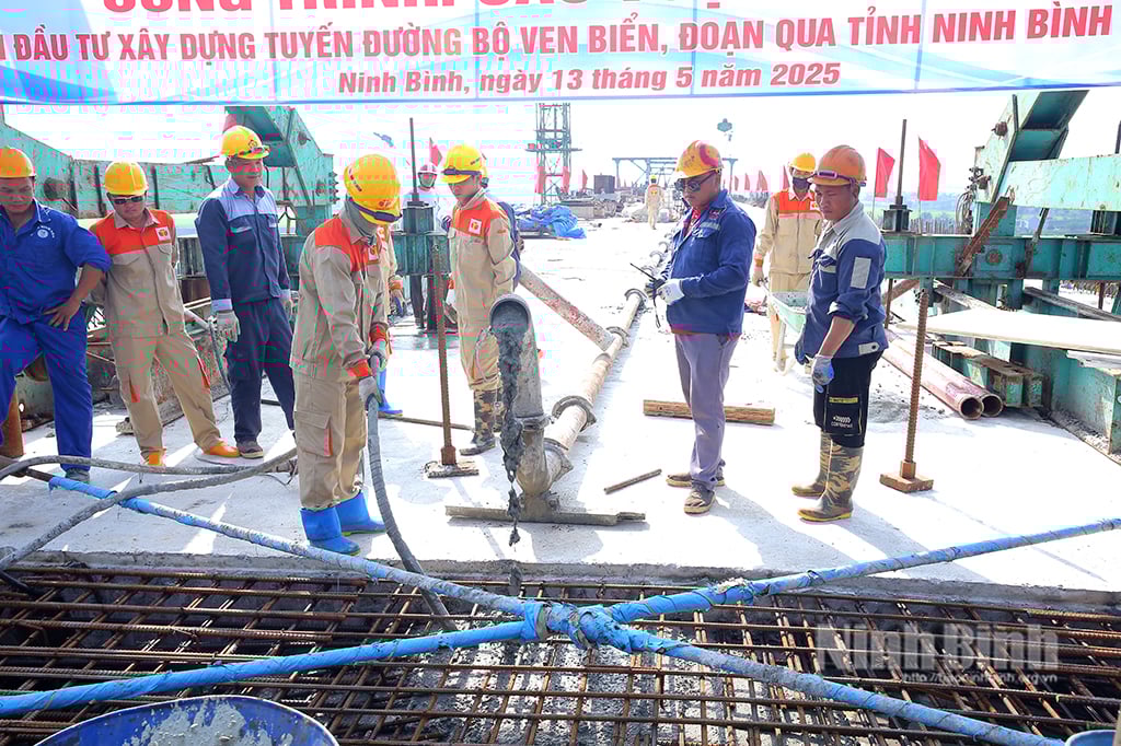 Hợp long công trình cầu vượt sông Đáy, thuộc Dự án Đầu tư xây dựng tuyến đường bộ ven biển đoạn qua tỉnh Ninh Bình. Ảnh: Anh Tuấn