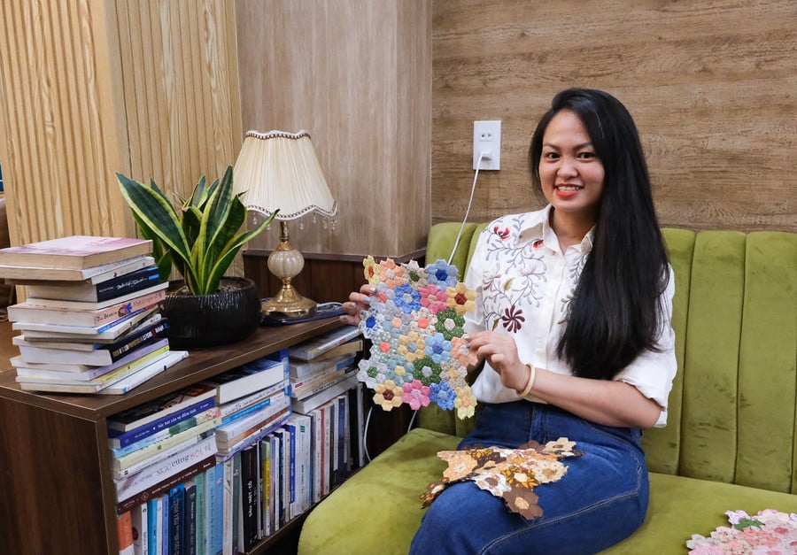 chi-lan-anh-khoe-thanh-qua-dang-ghep-do-nhung-manh-vai-nho-ket-thanh-hoa-sau-canh-hoa-tiet-luc-giac-dac-trung-cho-nghe-thuat-quilting.jpg