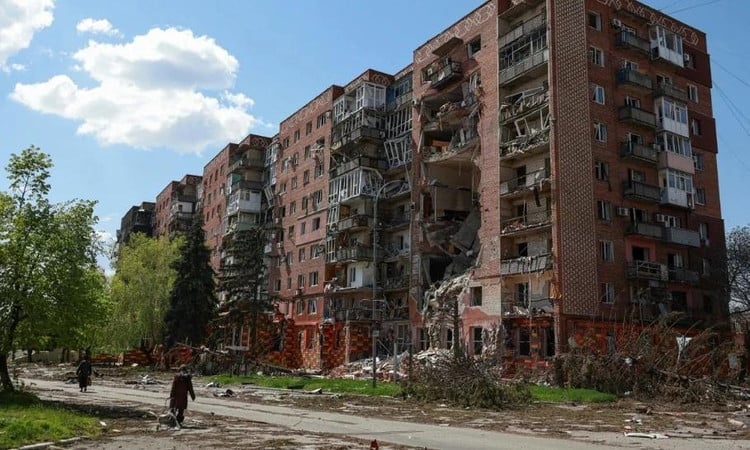 Một tòa nhà bị bom đạn đánh phá ở thành phố Pokrovsk (Ảnh: Reuters)