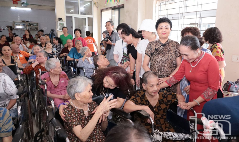 Members of the Vietnam Women Journalists Club encourage the subjects being cared for at the Huong Ha Nguyet Social Protection Center.