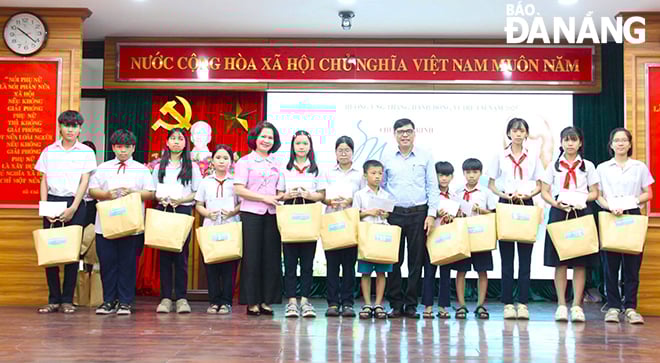 The City Women's Union gives gifts to children in difficult circumstances in June 2025. Photo: HONG NGOC