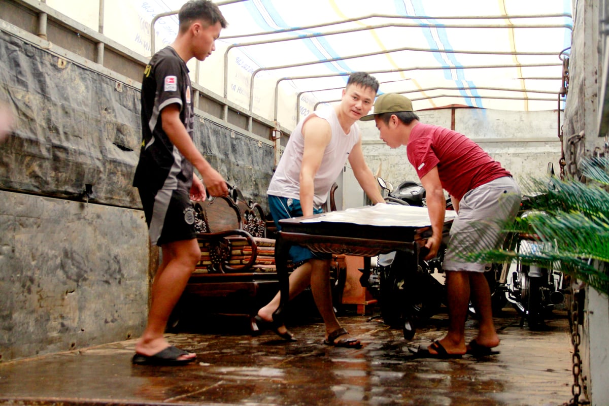 Die Habseligkeiten der Mitarbeiter der Zeitung Ha Giang wurden mit dem Auto nach Tuyen Quang transportiert.